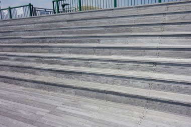    Ahşap döşemeli merdivenler eski ahşap tahtalardan yapılmış.                            