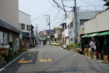 Zushi Şehri, Kanagawa Bölgesi, 20 Ağustos 2020: Kotsubo Balıkçılık Limanı 'na bağlı yerel bir alışveriş caddesi                             