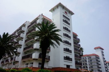 Zushi Şehri, Kanagawa Bölgesi, Japonya, 8 Ağustos 2020: Zushi Marina 'nın yanında bulunan tropik ve şık bir apartman dairesi                          