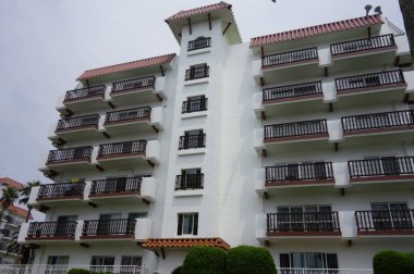 Zushi Şehri, Kanagawa Bölgesi, Japonya, 8 Ağustos 2020: Zushi Marina 'nın yanında bulunan tropik ve şık bir apartman dairesi                          