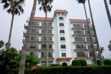 Zushi Şehri, Kanagawa Bölgesi, Japonya, 8 Ağustos 2020: Zushi Marina 'nın yanında bulunan tropik ve şık bir apartman dairesi                          