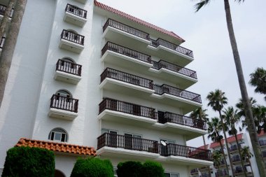 Zushi Şehri, Kanagawa Bölgesi, Japonya, 8 Ağustos 2020: Zushi Marina 'nın yanında bulunan tropik ve şık bir apartman dairesi                          