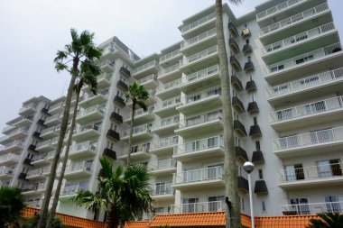 Zushi Şehri, Kanagawa Bölgesi, Japonya, 8 Ağustos 2020: Zushi Marina 'nın yanında bulunan tropik ve şık bir apartman dairesi                          