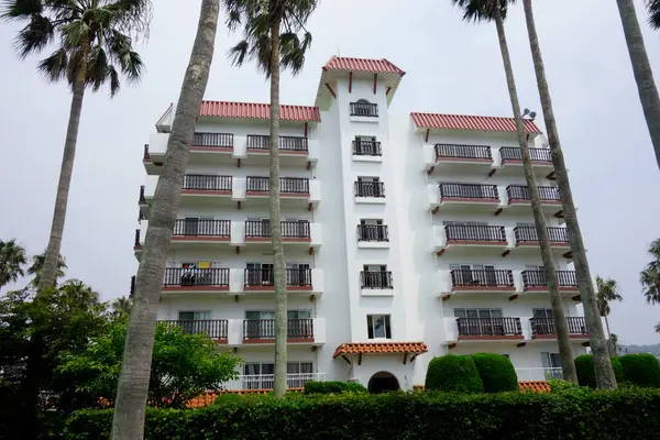 Zushi Şehri, Kanagawa Bölgesi, Japonya, 8 Ağustos 2020: Zushi Marina 'nın yanında bulunan tropik ve şık bir apartman dairesi                          