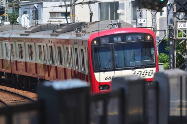Yokohama, Kanagawa Bölgesi, Japonya, 8 Ağustos 2020: Tanıdık Keiky Hattı treni platformu hızla geçiyor.