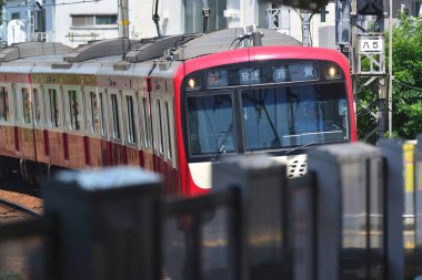 Yokohama, Kanagawa Bölgesi, Japonya, 8 Ağustos 2020: Tanıdık Keiky Hattı treni platformu hızla geçiyor.