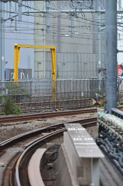 Yokohama, Kanagawa Bölgesi, Japonya, 20 Ağustos 2023: Demiryolu platformunda yaklaşan ve geçen esnek bir ekspres tren ya da başka bir tür tren..