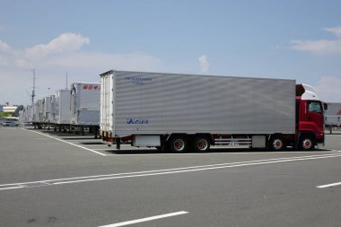   20 Ağustos 2023, Yokosuka Şehri, Kanagawa Bölgesi. Feribot terminalinin geniş otoparkında büyük bir karavan bekliyor..                             