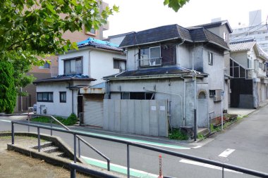 Yokosuka Şehri, Kanagawa ili, 20 Ağustos 2023: Yazın ortasında Yokosuka kıyısı boyunca gezinti alanı yakınlarındaki yerleşim alanı