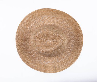 Beyaz arkaplanda izole edilmiş klasik hasır şapka