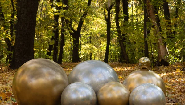 Осенний Лес Опавшими Листьями Декоративные Золотые Шарики — стоковое фото