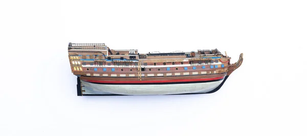 白を背景に隔絶されたヴィンテージ木製海賊船 — ストック写真