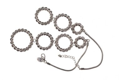 Beyaz arkaplanda izole edilmiş gümüş kolye