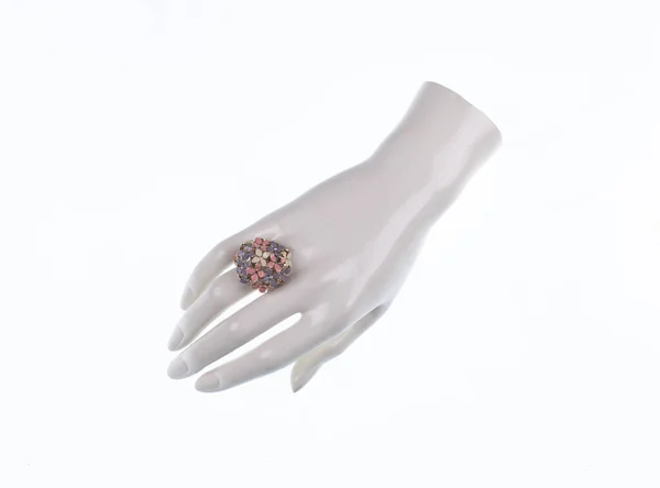 Skyltdocka Hand Med Smycken Ring Isolerad Vit Bakgrund — Stockfoto