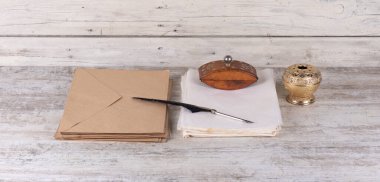 Tüylü kalem ve yazmak için eski kahverengi bir zarf.