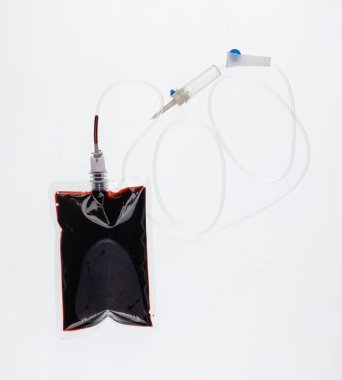 Tıbbi kan torbası beyaz arka planda izole edildi