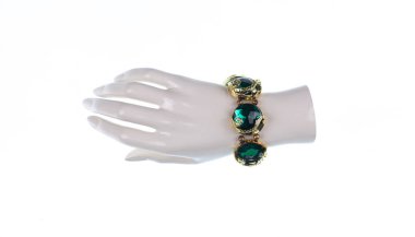 Beyaz arka planda izole edilmiş mücevher bileziği olan bir manken el.