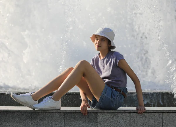 Teen Girl Fountain — Foto de Stock