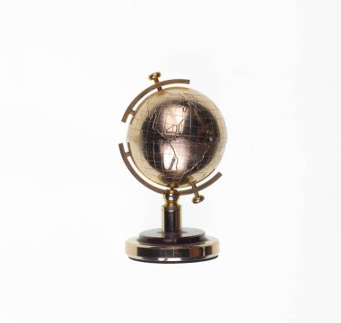 Altın Küre beyaz arkaplanda izole edildi