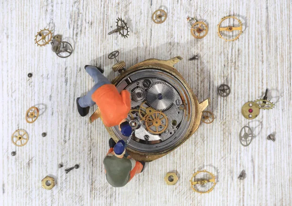 Concept Toy People Repairing Watch — Stock Fotó