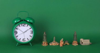 yeşil zemin üzerindeki yeşil alarm saati