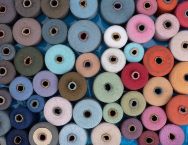 Çok renkli iplik makaraları kümesi