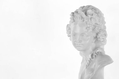 Beyaz arka planda izole edilmiş antik beyaz heykel portresi