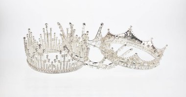 Beyaz arkaplanda üç kron izole edilmiş