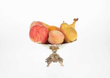 tatlı meyveler beyaz arka planda izole bir tabakta