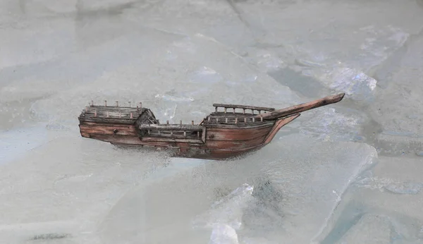 氷の中で凍る木の船 — ストック写真