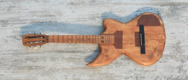 Tahta arka planda elektro gitar