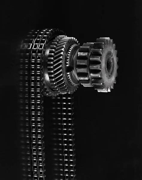 Siyah Arka Planda Bir Araba Mekanizmasının Çelik Dişli Tekerleği — Stok fotoğraf