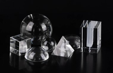 Siyah arkaplanda izole edilmiş cam geometrik şekiller