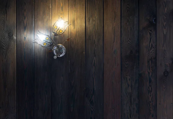 木制墙上挂着一朵花形的吊灯 — 图库照片