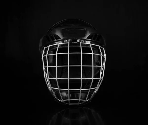 Schwarzer Eishockey Schutzhelm Isoliert Auf Schwarzem Hintergrund — Stockfoto