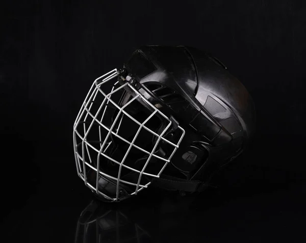 Černá Ochranná Hokejová Helma Izolované Černém Pozadí — Stock fotografie