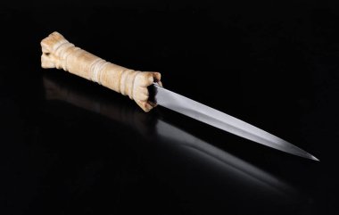 Kemik kabzalı kadim kılıç