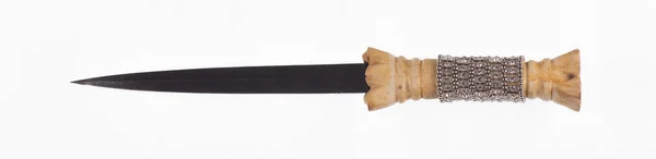 Beyaz Arka Planda Kemik Kabzalı Eski Bir Kılıç — Stok fotoğraf