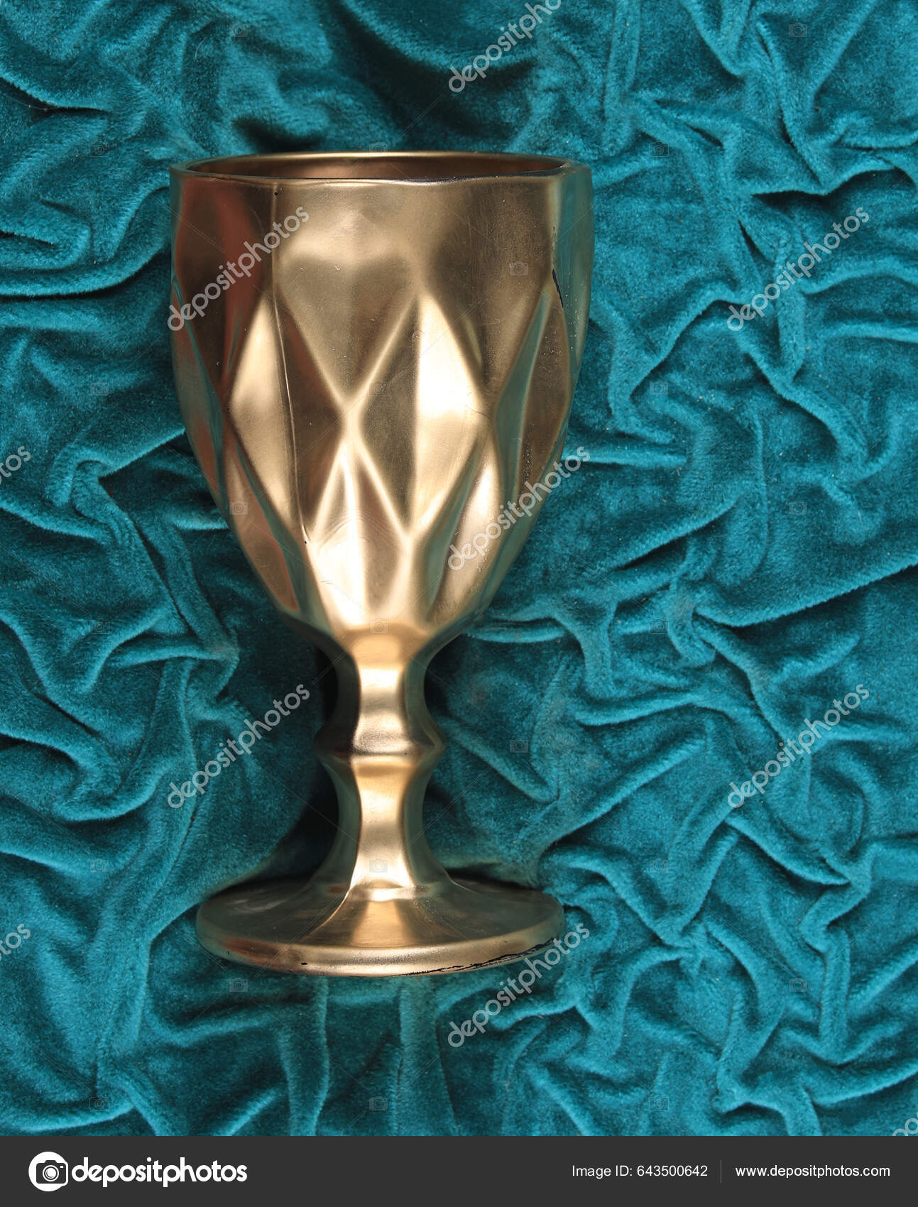 Αρχαίο Χρυσό Κύπελλο Για Κρασί — Φωτογραφία Αρχείου © serikbaib #643500642
