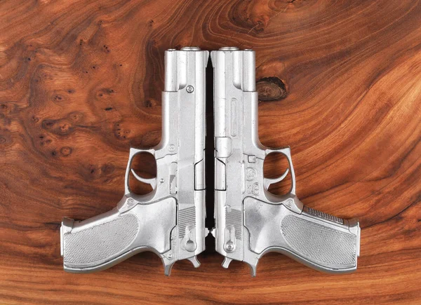 Zilveren Pistolen Houten Ondergrond — Stockfoto