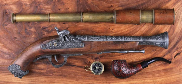 Pistola Pirata Spyglass Fundo Madeira — Fotografia de Stock