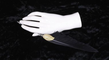 Siyah kadife üzerine siyah tüy kalem.