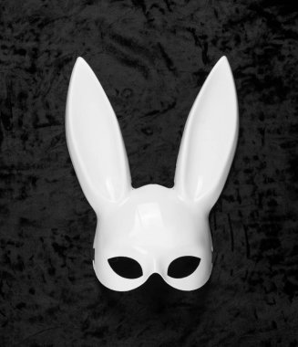 Siyah kadife üzerinde beyaz tavşan maskesi