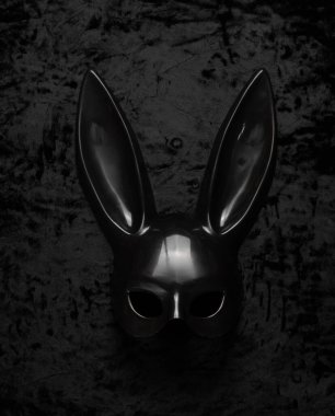 Siyah kadife üzerinde siyah tavşan maskesi