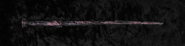黒いベルベットの上の木製の魔法の杖 — ストック写真