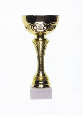 Beyaz arka planda izole edilmiş altın şampiyon spor kupası