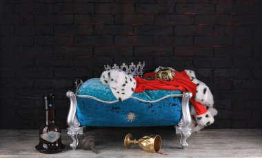 # Taçlı yastıkla dur #