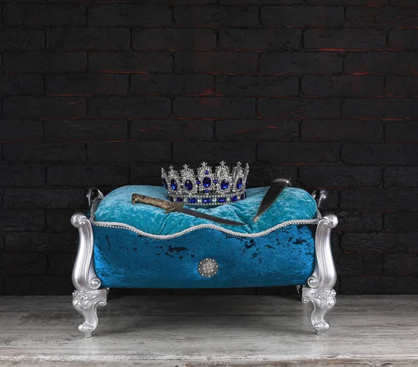 Стенд Подушками Короной — стоковое фото
