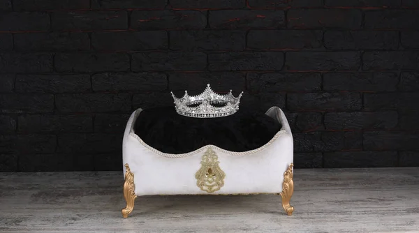 Stand Com Almofada Com Uma Coroa — Fotografia de Stock