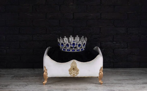Stand Com Almofada Com Uma Coroa — Fotografia de Stock
